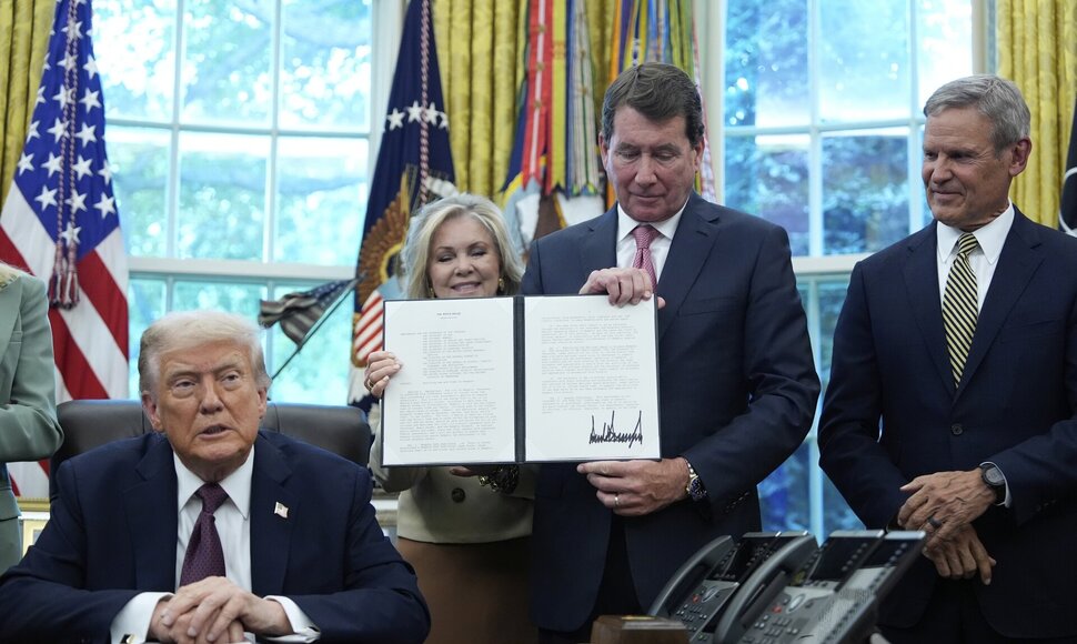 Donaldas Trumpas pasira&scaron;ė įstatymą /  / AP
