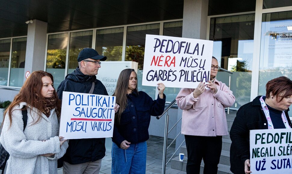 Protestas dėl garbės piliečio vardo atėmimo kardinolui Gulbinovičiui / BNS nuotr.