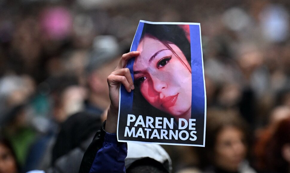 Viena iš žuvusiųjų merginų Argentinoje / LUIS ROBAYO / AFP