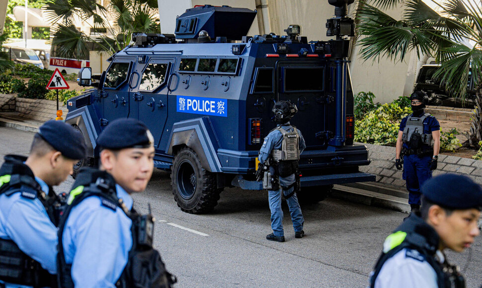 Policija prie Jimmy Lai teismo / LEUNG MAN HEI / AFP