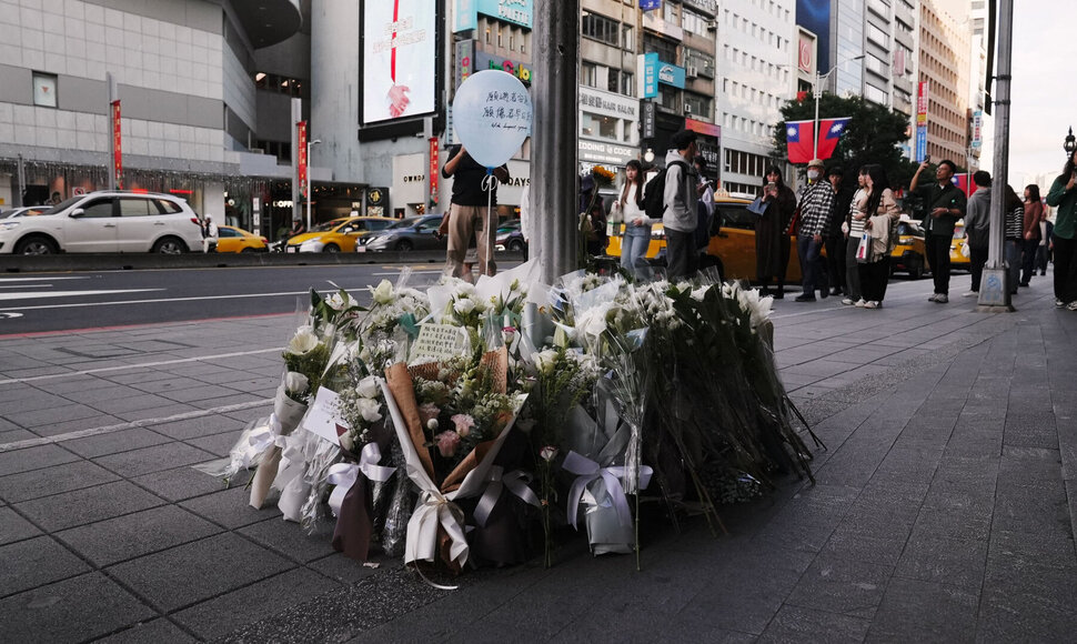 Gėlės aukoms pagerbti / AKIO WANG / AFP