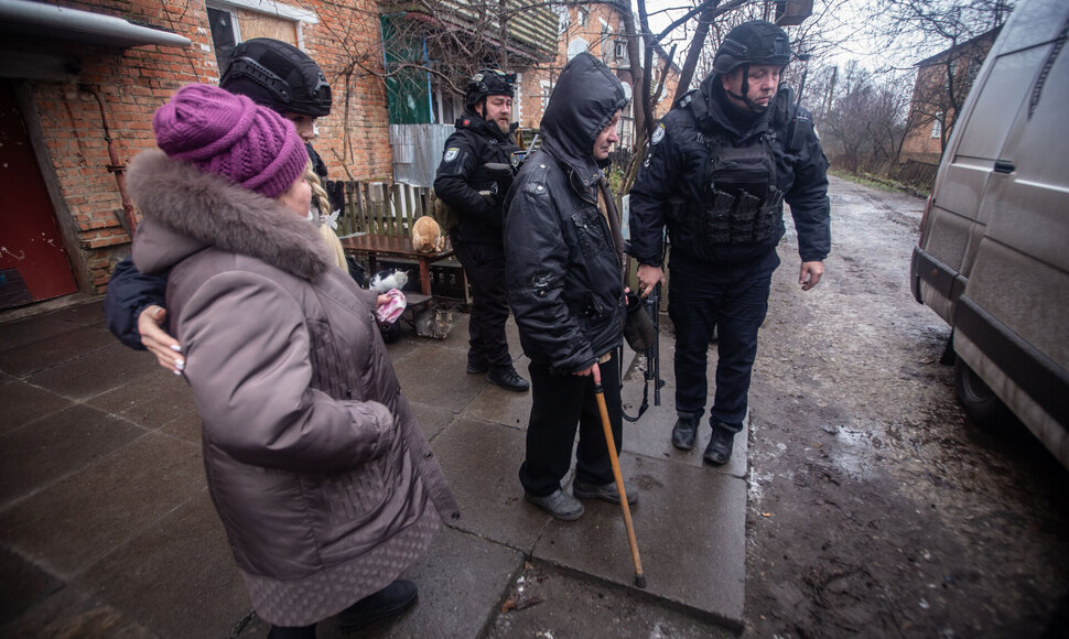 Ukrainiečiai evakuoja Sumų regiono gyventojus / Francisco Richart / ZUMAPRESS.com