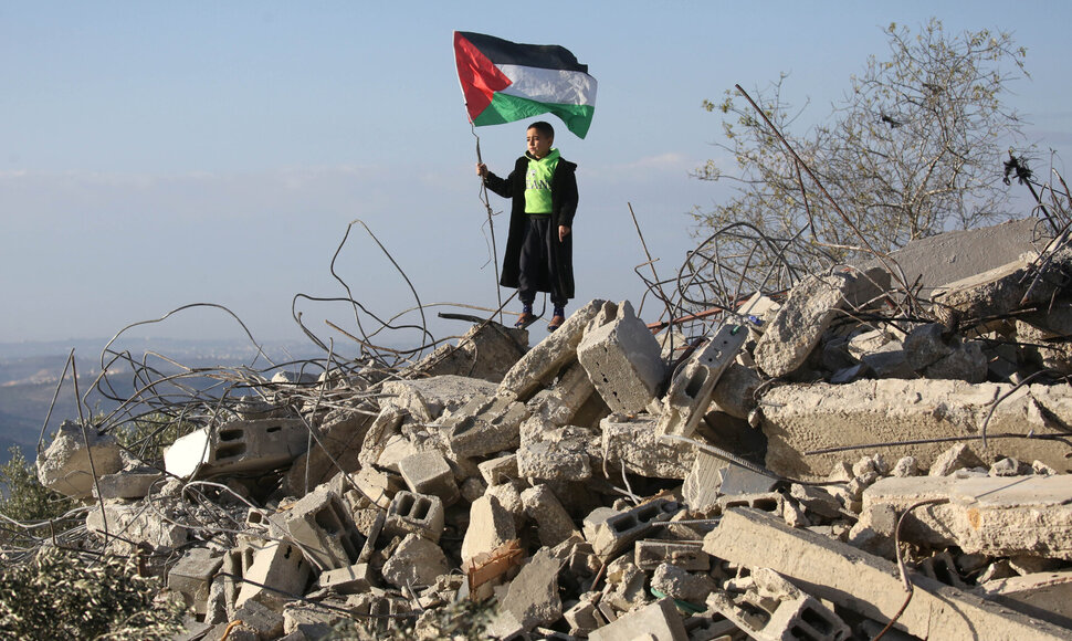 Vaikas okupuotame Vakarų Krante laiko palestiniečių vėliavą / Nidal Eshtayeh / ZUMAPRESS.com