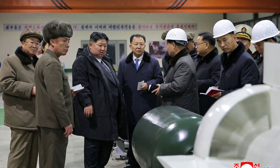 Kim Jong Unas povandeninių laivų gamykloje / STR / AFP