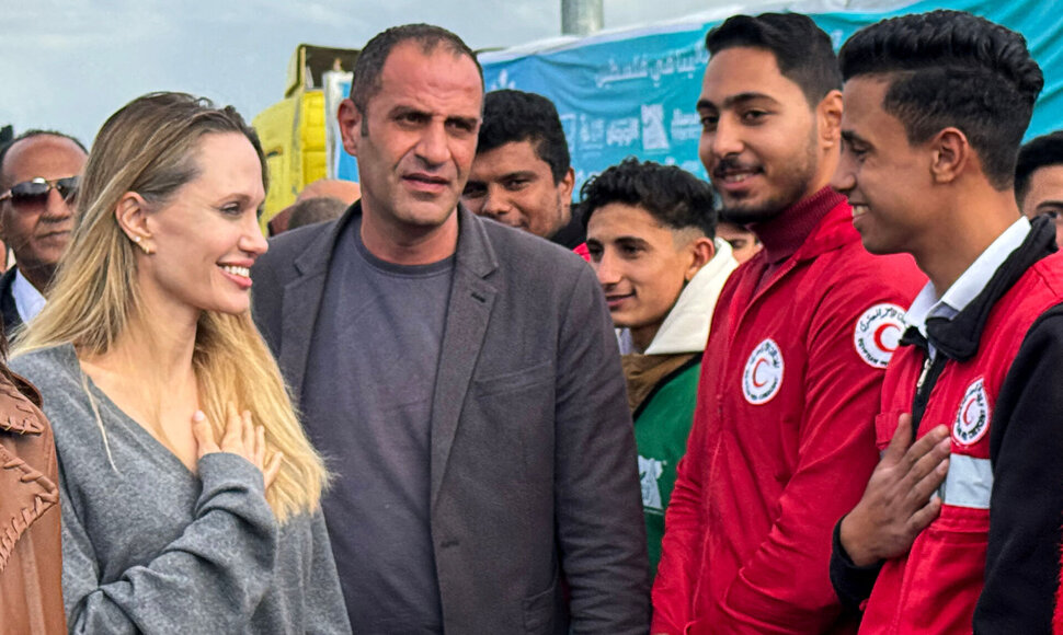 Angelina Jolie apsilankė Egipto pusėje esančiame Gazos Ruožo Rafacho pasienio punkte / - / AFP