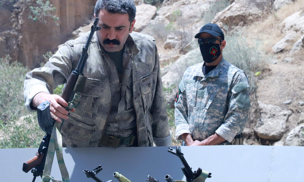 PKK atiduoda ginklus / SHWAN MOHAMMED / AFP