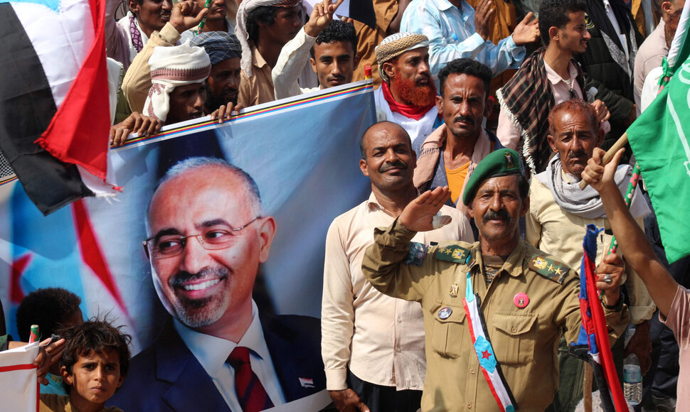 Jemeno protestuotojai laiko Aidaroso Alzubidi plakatą / SALEH AL-OBEIDI / AFP