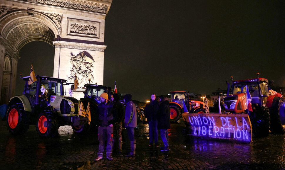 Traktoriai prie Triumfo Arkos Paryžiuje / THOMAS SAMSON / AFP