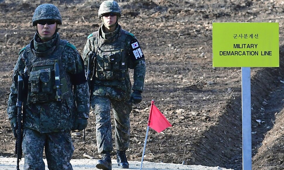 Ties demarkacine linija / KIM MIN-HEE / AFP