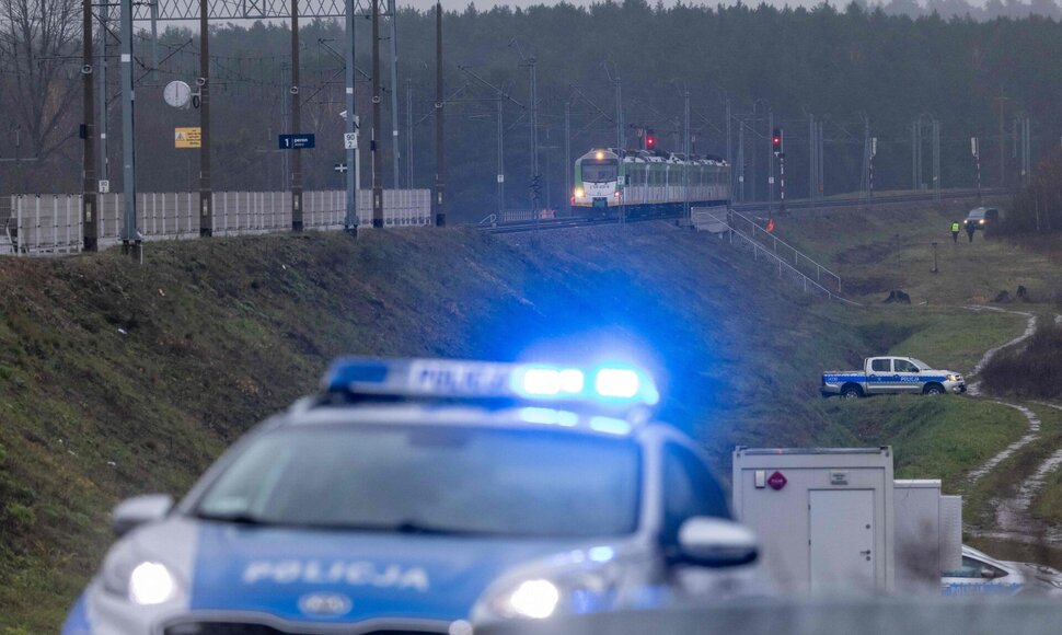 Policija prie Lenkijoje apgadintų bėgių / Wojtek Radwanski / AFP nuotr.