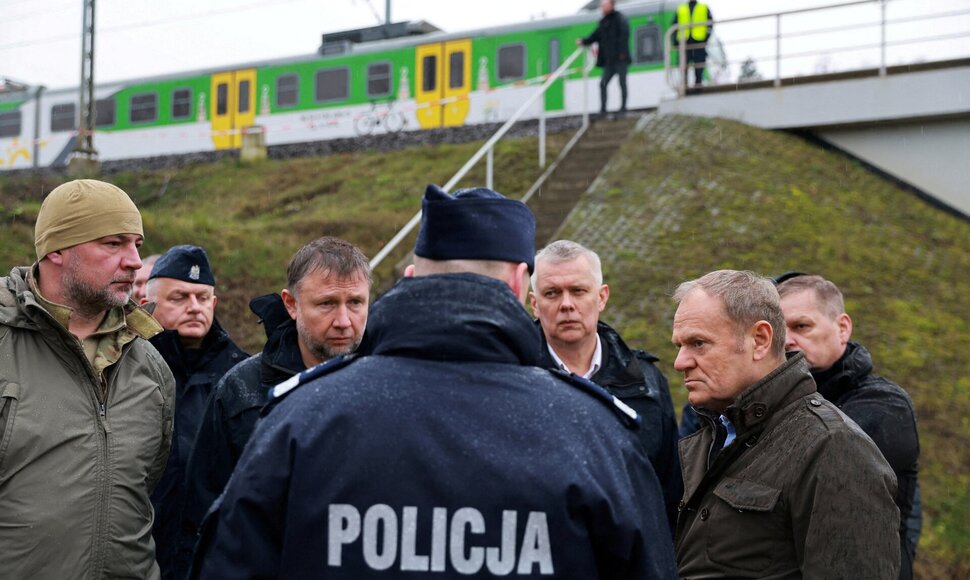 Donaldas Tuskas prie geležinkelio / KPRM / via REUTERS
