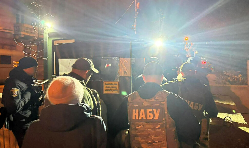 Nacionalinio kovos su korupcija biuro (NABU) pareigūnai prie valdžios institucijų kvartalo patikros punkto Kyjive / &bdquo;Ukrainska Pravda&ldquo; / AFP nuotr.
