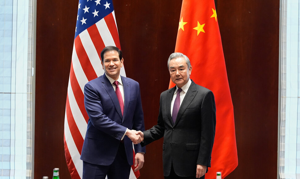 Marco Rubio ir Wangas Yi / / AP