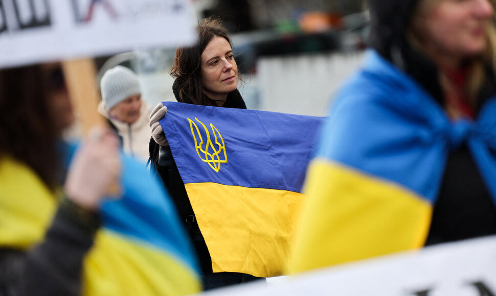 Ukrainos vėliavos Ženevoje / Pierre Albouy / REUTERS