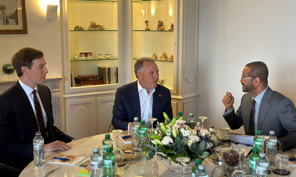 Omano ministras su amerikiečių derybininkais Ženevoje / OMAN’S MINISTRY OF FOREIGN AFF / via REUTERS