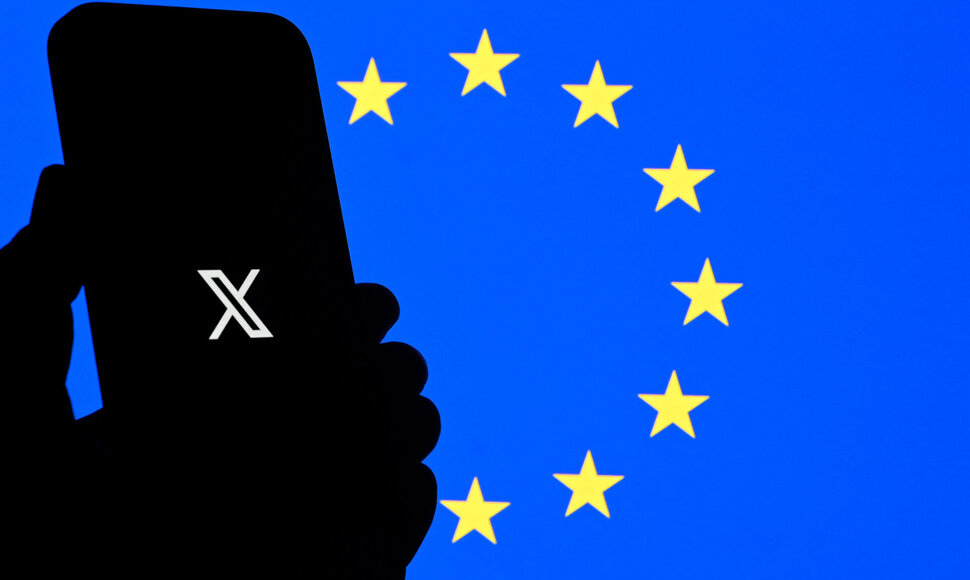 &bdquo;X&ldquo; logotipas ir ES vėliava / NICOLAS TUCAT / AFP