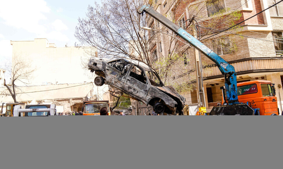 Automobilis po smūgių Teherane / AMIR KHOLOUSI / AFP