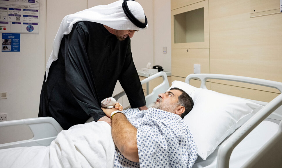 JAE prezidentas lanko sužeistąjį ligoninėje / Abdulla Al Bedwawi / UAE Preside / via REUTERS