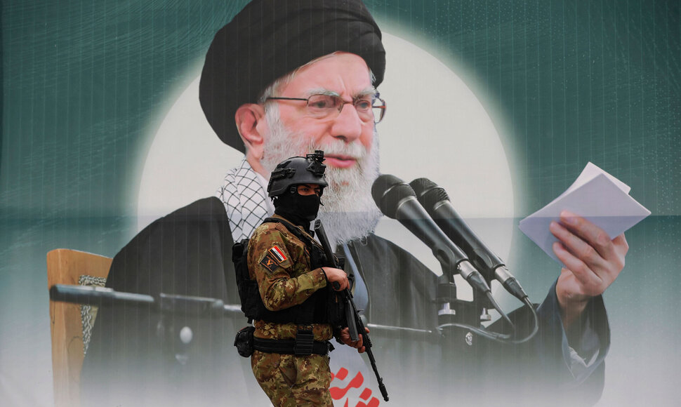 Karys prie ajatolos Ali Khamenei atvaizdo / AHMAD AL-RUBAYE / AFP