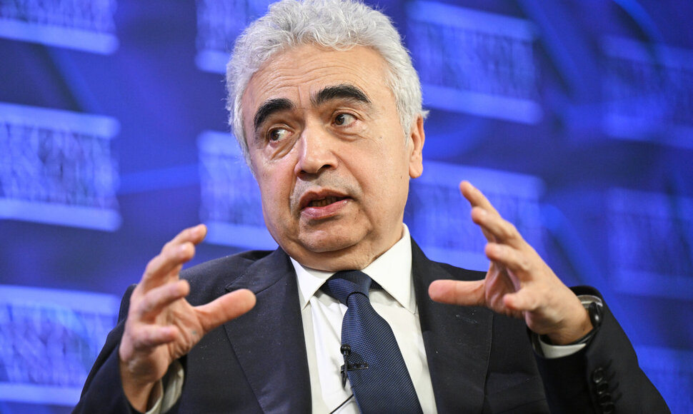 / AP