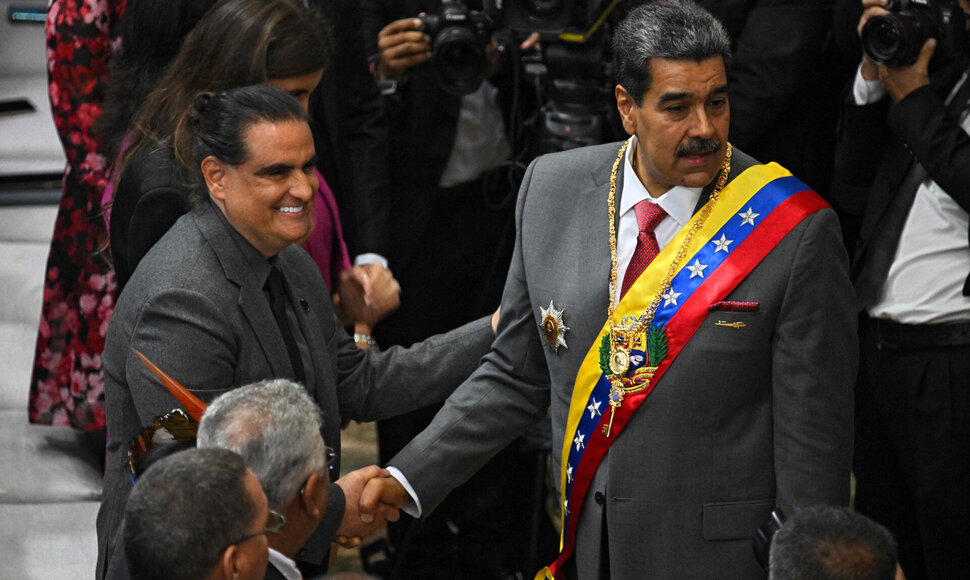 N. Maduro spaudžia ranką verslininkui A. Saabui / FEDERICO PARRA / AFP