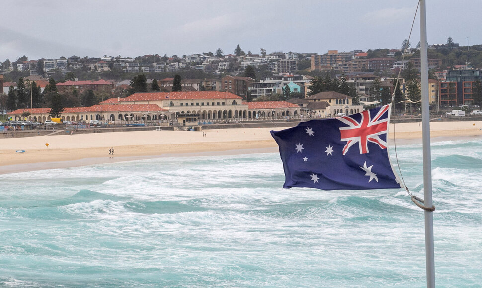 Iki pusės stiebo i&scaron;kelta Australijos vėliava / JEREMY PIPER / REUTERS