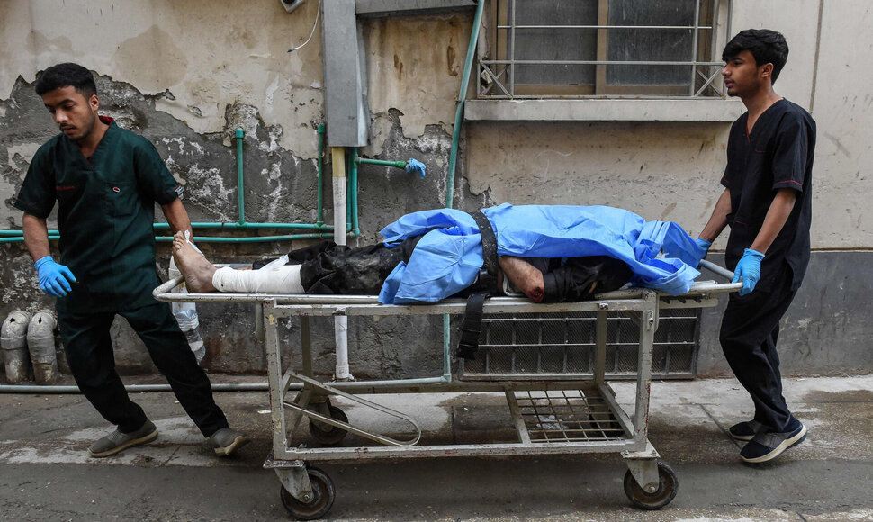 Pakistane paramedikai ne&scaron;a sužeistąjį  / ADNAN AHMED / AFP