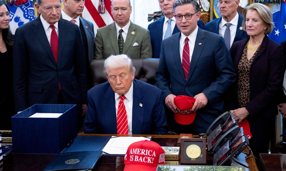 Donaldas Trumpas pasira&scaron;ė i&scaron;laidų įstatymo projektą / SAUL LOEB / AFP