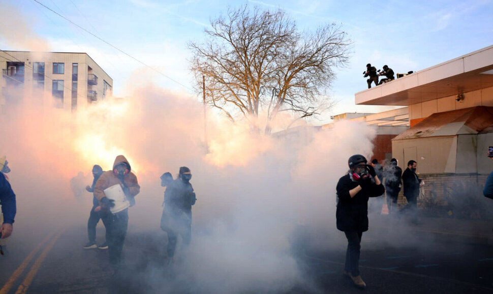 Prie&scaron; protestuotojus naudojamos dujos Portlande /  / AP