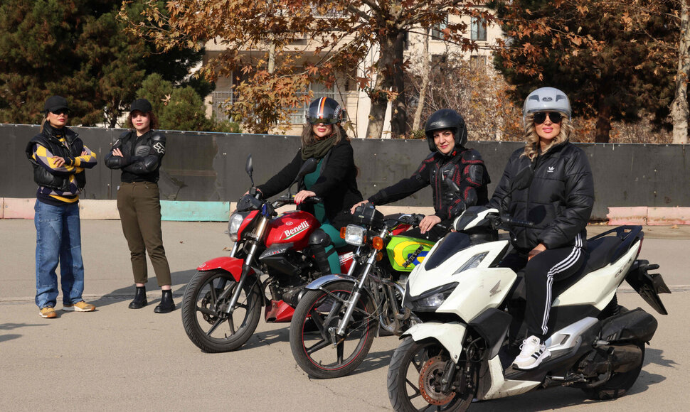 Moterys ant motociklų Irane / ATTA KENARE / AFP