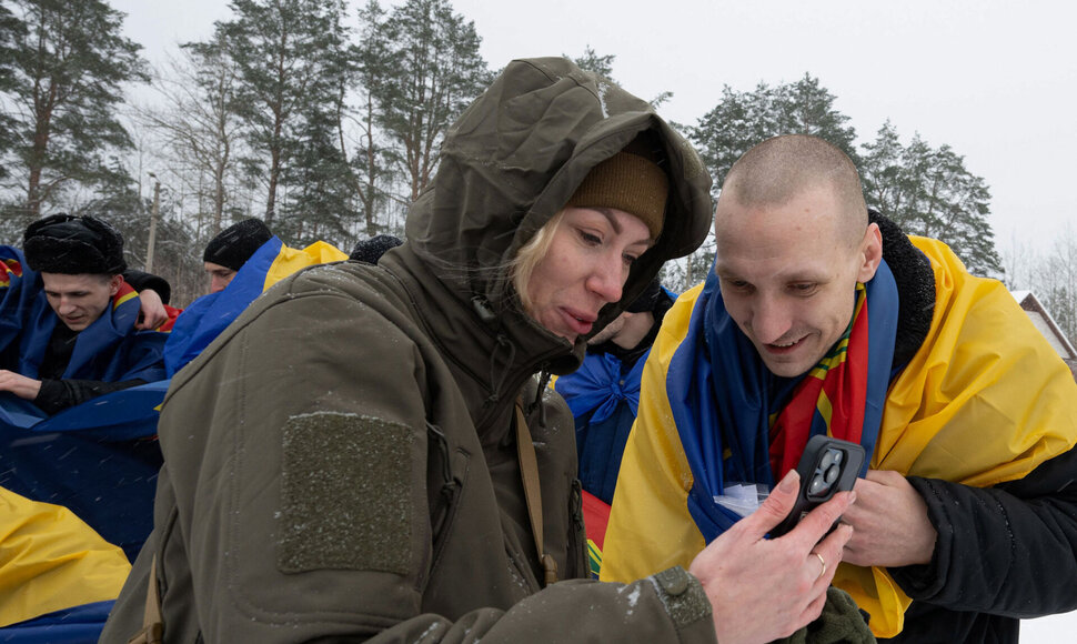 Artimųjų susitikimas su išlaisvintais Ukrainos kariais / HANDOUT / AFP