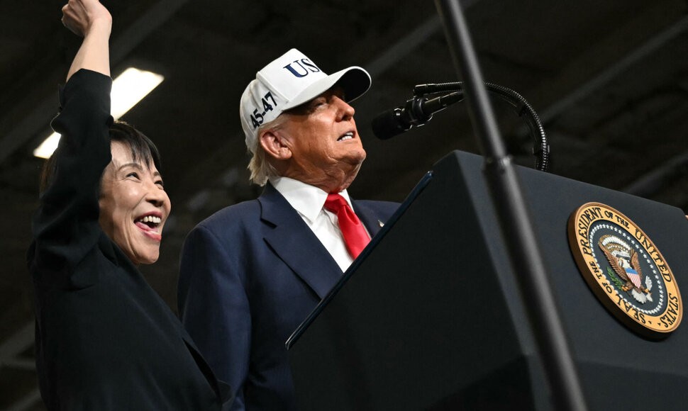 S. Takaichi ir D. Trumpas / ANDREW CABALLERO-REYNOLDS / AFP