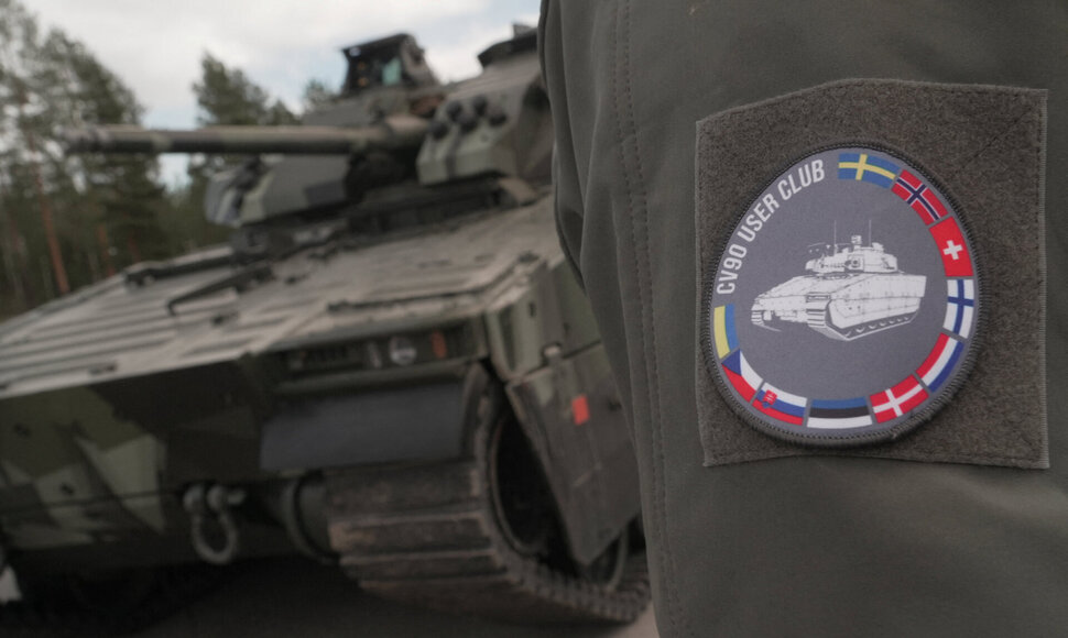 Švediška pėstininkų kovos mašina CV90 / Tom Little / REUTERS