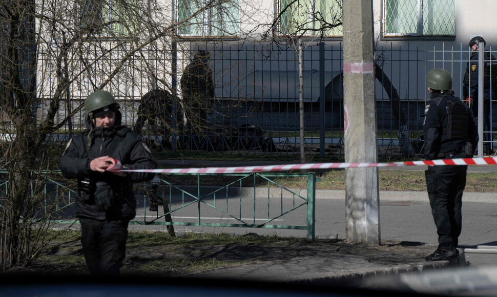 Pareigūnai Kyjive po Rusijos smūgio / GENYA SAVILOV / AFP