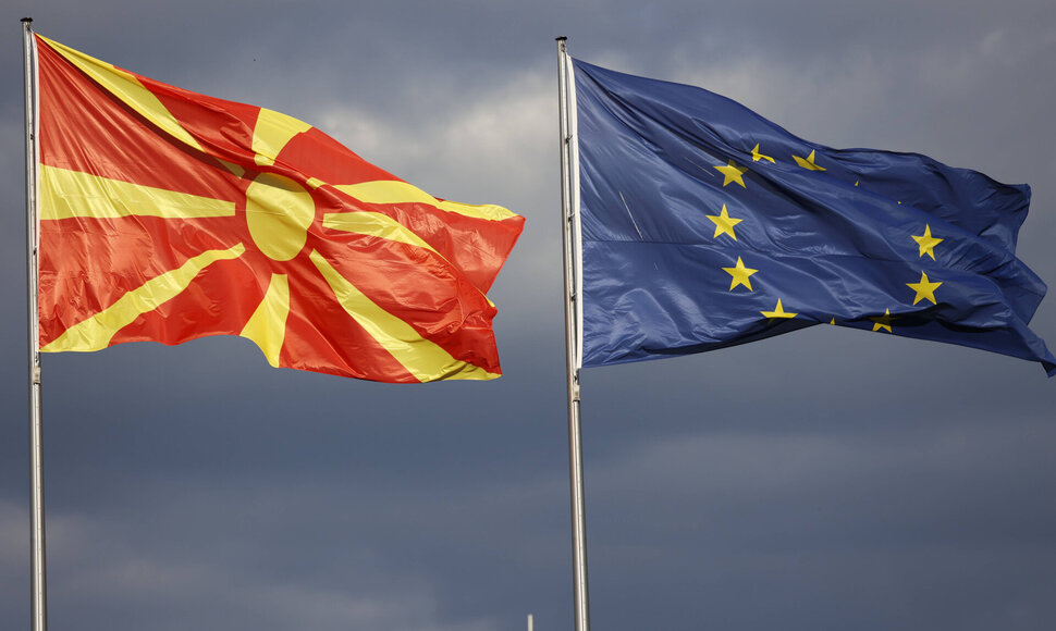 &Scaron;iaurės Makedonijos ir Europos Sąjungos vėliavos / IMAGO / Metodi Popow nuotr.