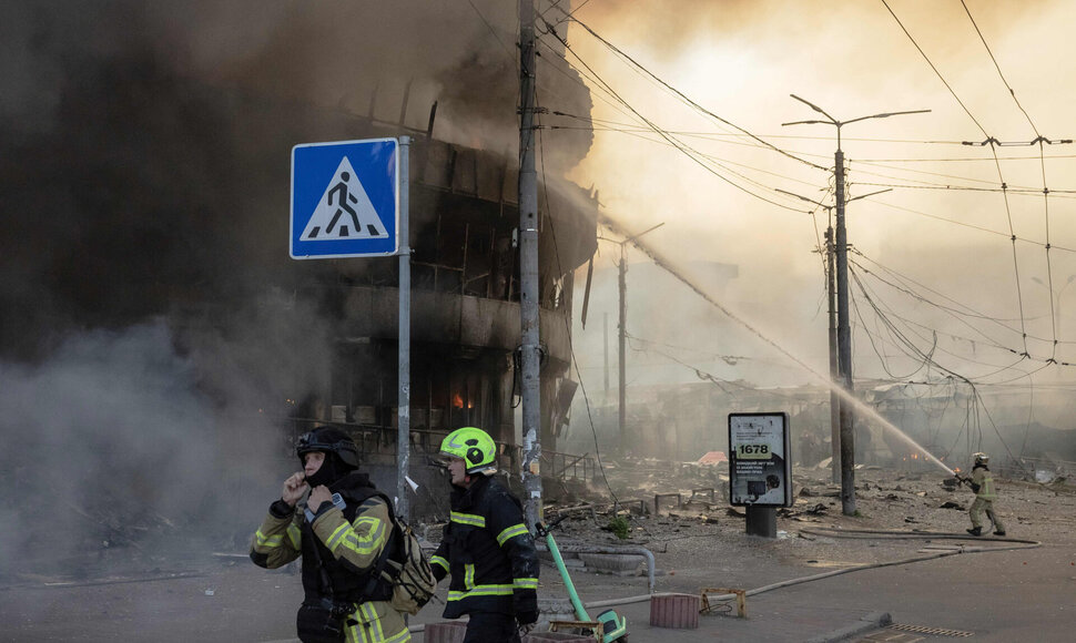 Rusijos smūgių padariniai Kyjive / ROMAN PILIPEY / AFP