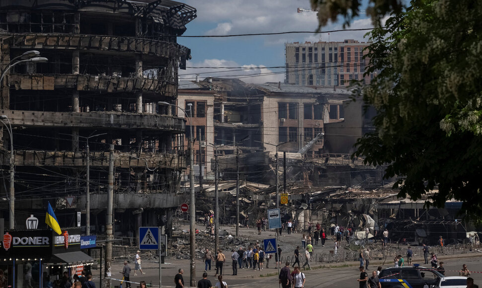 Rusijos smūgių Kyjive padariniai / Viacheslav Ratynskyi / REUTERS
