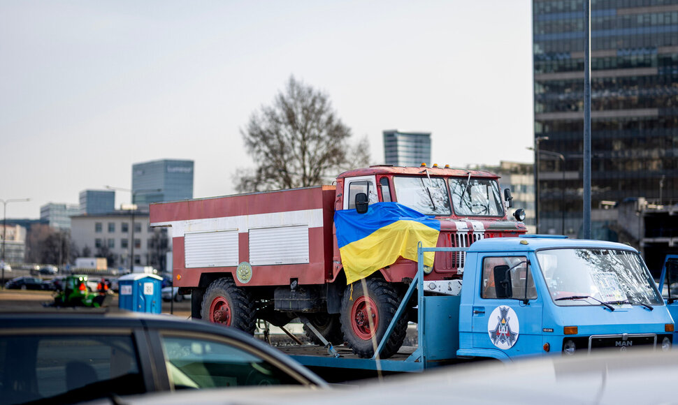 Automobilių ir kitų pagalbos priemonių perdavimas Ukrainai / Lukas Balandis/BNS nuotr.