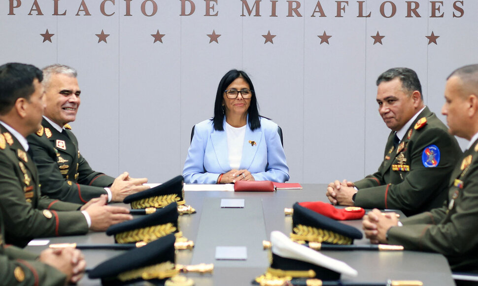 Delcy Rodriguez su Venesuelos kariuomenės atstovais / HANDOUT / AFP