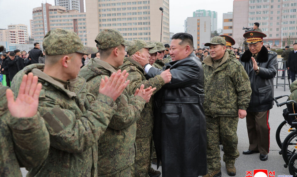 Kim Jong Unas su kariais / STR / AFP