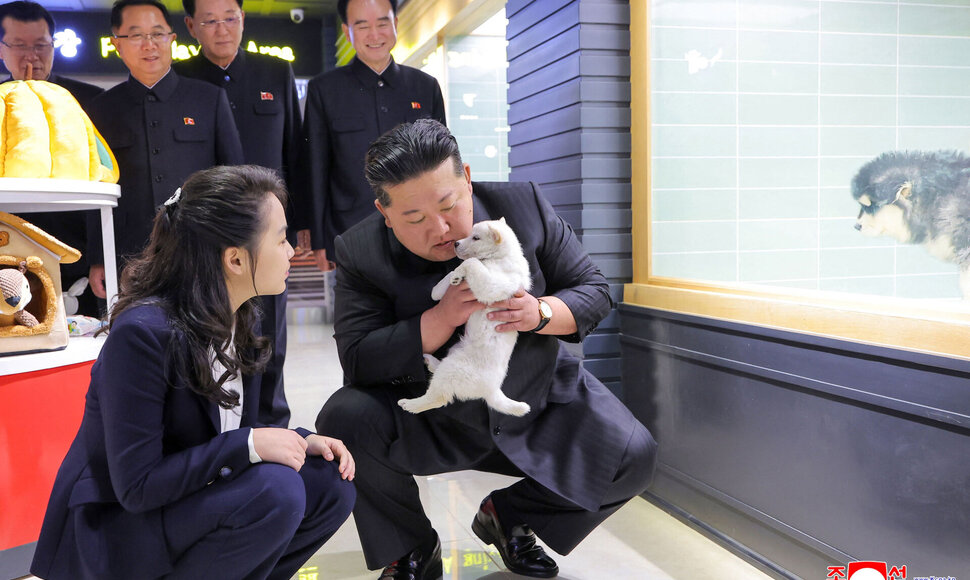 Kim Jong Unas su augintiniais / STR / AFP