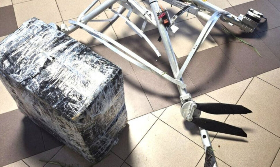 Šalčininkų rajone perimta skraidyklė su baltarusiškais rūkalais / VSAT nuotr.