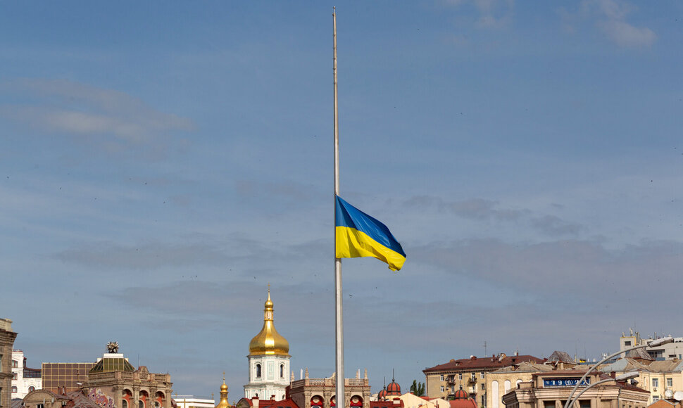 Iki pusės stiebo iškelta Ukrainos vėliava / Ukrinform/SIPA / Ukrinform/SIPA
