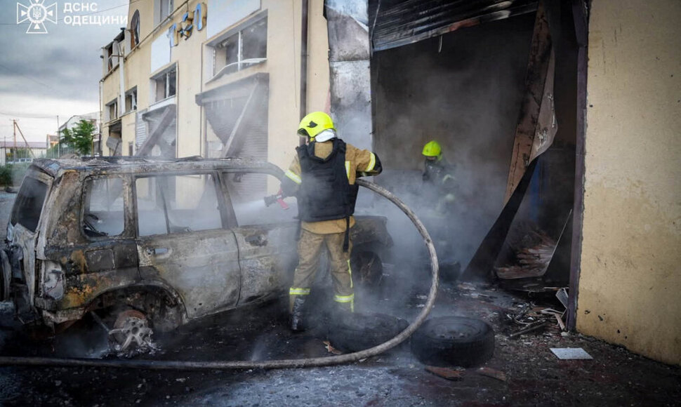 Po Rusijos smūgio Odesoje / STATE EMERGENCY SERVICE OF UKRAI / via REUTERS