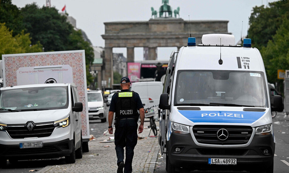 Policijos automobilis po išpuolių Berlyne / RALF HIRSCHBERGER / AFP