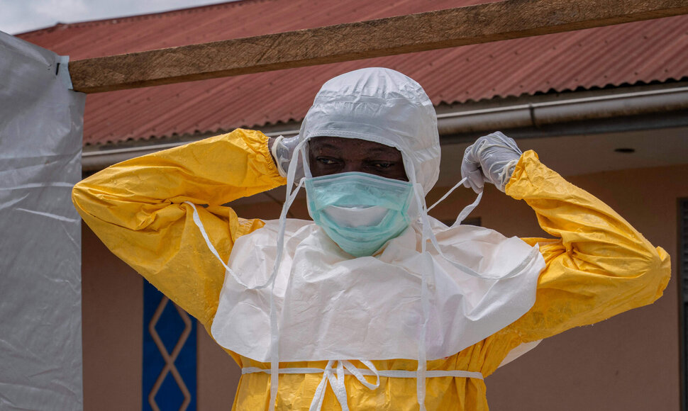 Su Ebola kovojantis medicinos personalas / GLODY MURHABAZI / AFP