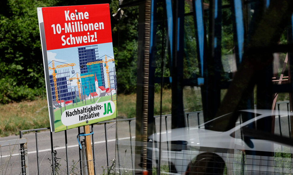 Agitacinis plakatas Šveicarijoje / STEFAN WERMUTH / AFP
