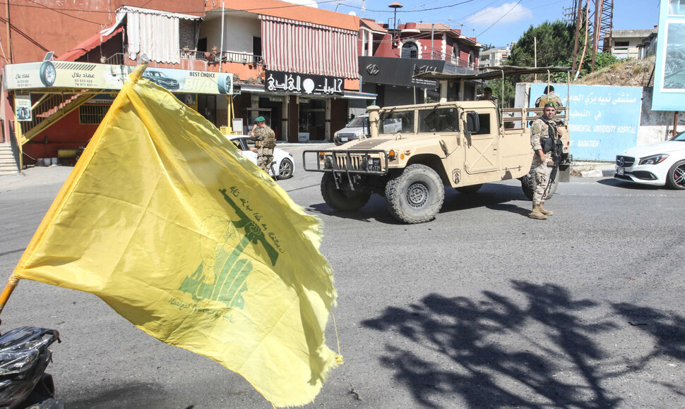 „Hezbollah“ vėliava / MAHMOUD ZAYYAT / AFP