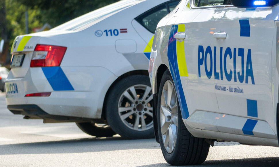 Latvijos policijos automobiliai / Edijs Kalekaurs / Alamy