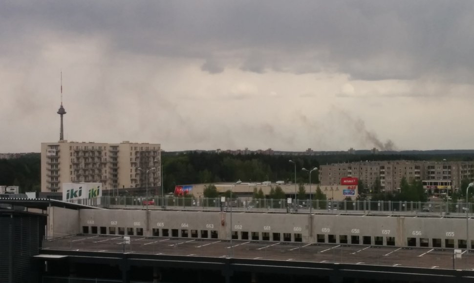 Juodi dūmai už Vilniaus oro uosto